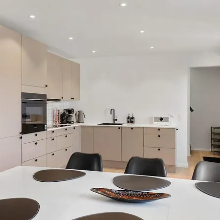 Newly Renovated House Close To The Ferry, Downtown, And The Villa *